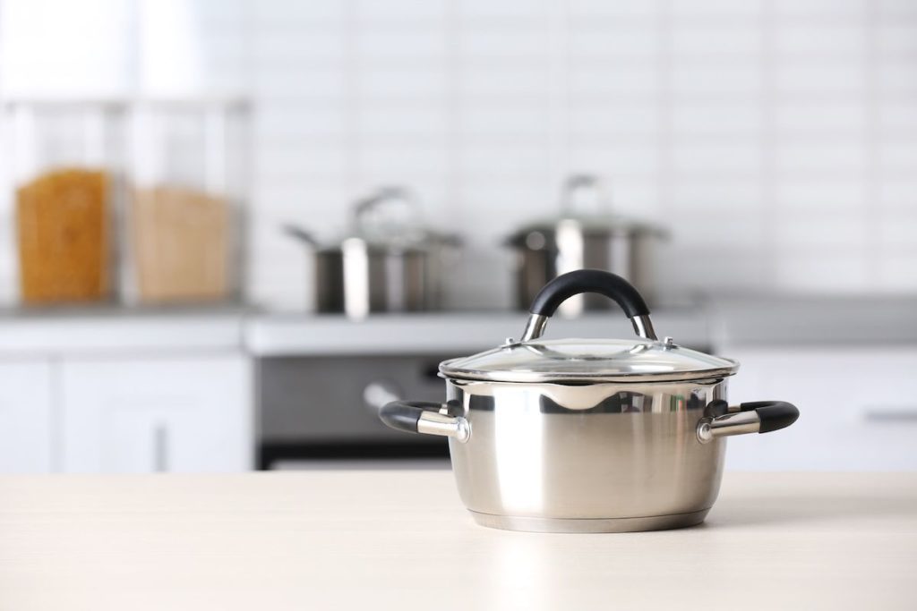 A covered lid ensures heat flames don't leave the pan.